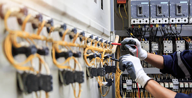 Professional Electrician technician working in Kendale Lakes, FL